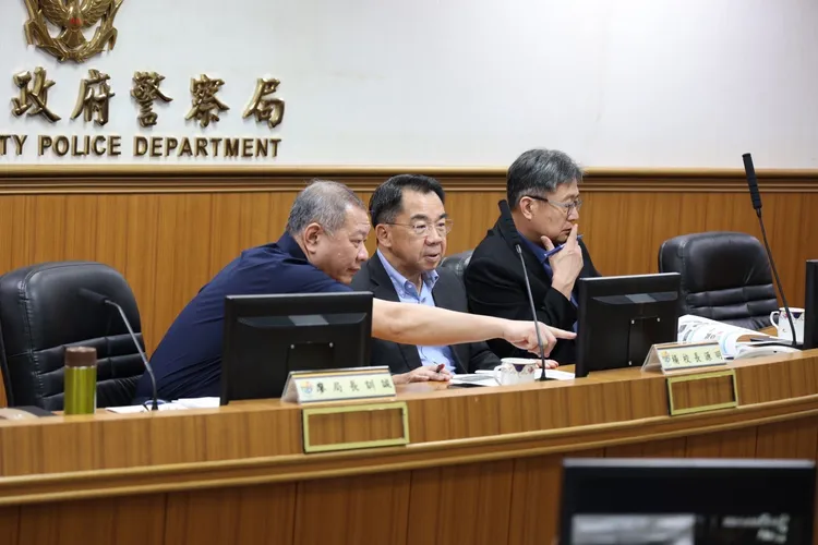 警大率團至新北市警局交流，左起新北警局長廖訓誠、警大校長楊源明、警大教務長蔡田木。翻攝畫面