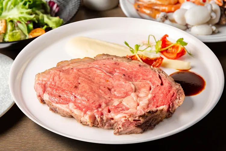 Garden Kitchen「平假日午間美國頂級肋眼牛排16盎司含自助美饌雙人券」每張3999元。台北萬豪酒店提供