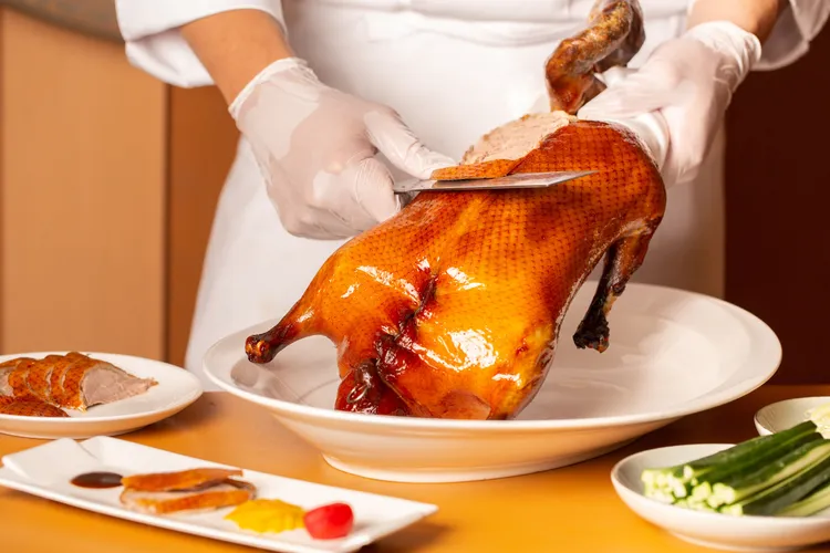 宴客樓「平假日冠軍烤鴨三重奏」每張3299元。台北萬豪酒店提供