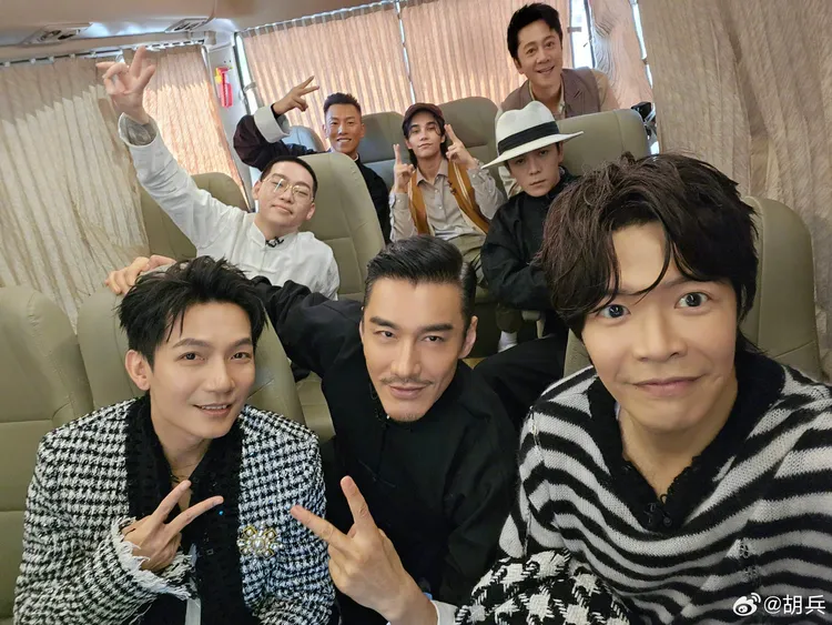 胡兵（前排中）發文告別隊友。翻攝胡兵微博