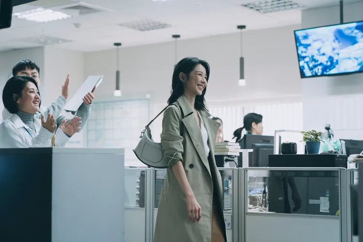 邵雨薇首次登上主播台實際走訪新聞台實習。CATCHPLAY提供