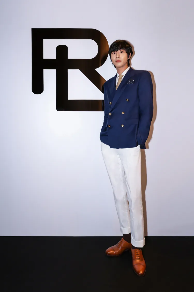 安孝燮換上RALPH LAUREN深藍色雙排扣西裝外套。品牌提供
