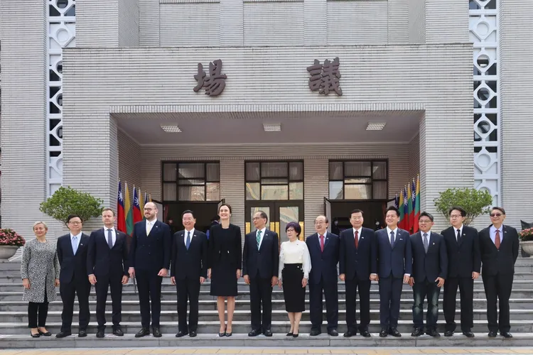 希米利特與游錫堃等人議場前合影。林林攝