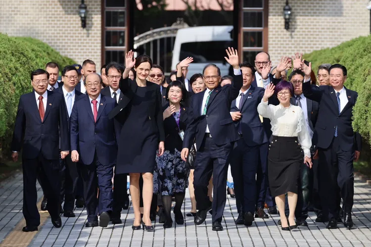 游錫堃贈希米利特國會一等榮譽獎章。林林攝