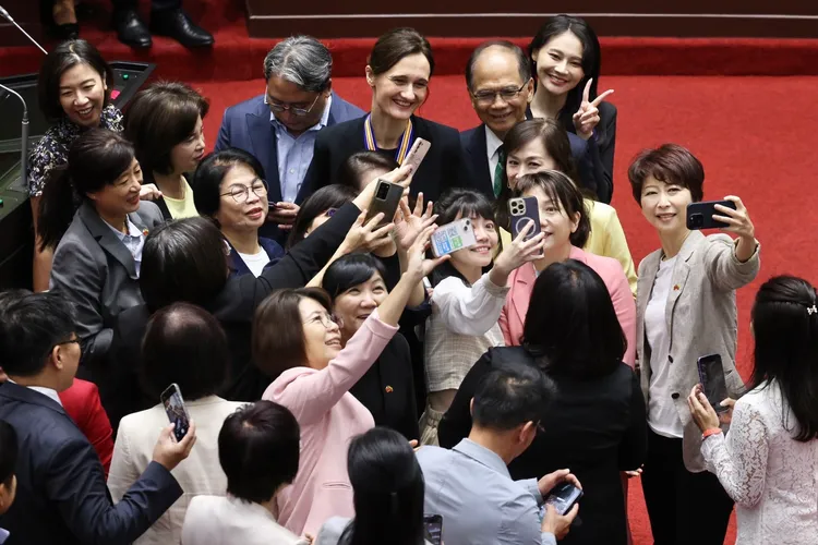 不分朝野立委歡迎希米利特並合影。林林攝