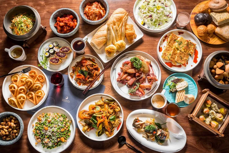 台中鳳凰食號平日單人早午餐券每張550元、買10張再送1張，平均一張只要500。業者提供