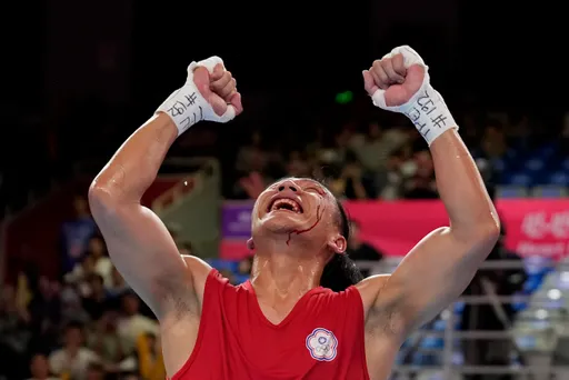 真男人!甘家葳浴血奮戰、仰天長笑 美聯社選為「最佳照片」