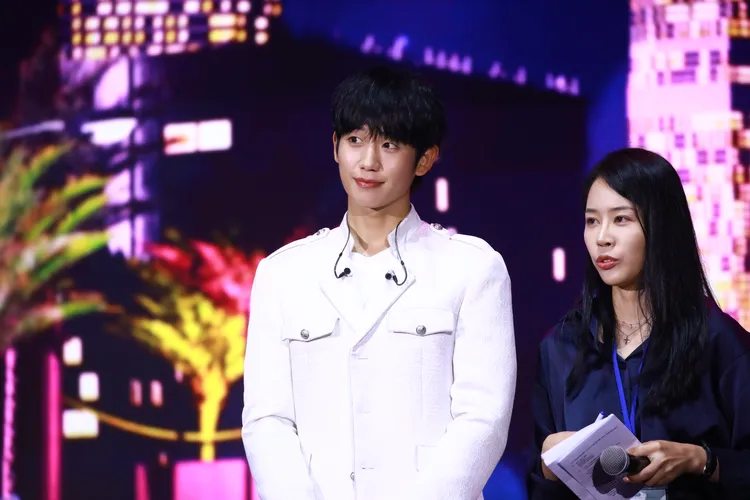 丁海寅昨天抵台就去血拼。瘋潮娛樂、優勢力娛樂提供