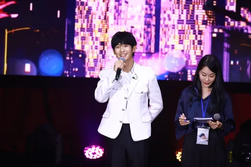 丁海寅自豪童顏被查身分證 日吞「數不完」保健品喜收台灣名酒