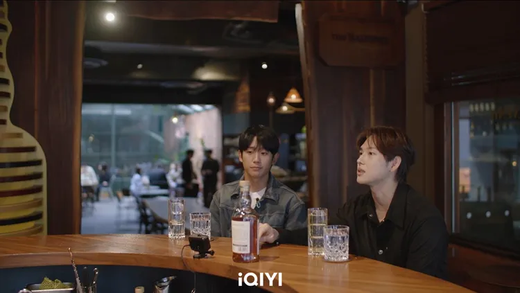 丁海寅（左）跟任時完一起拍攝實境秀《演員旅行中》，都很喜歡喝威士忌。愛奇藝國際站提供