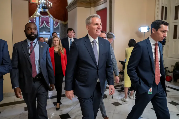 眾議院共和黨員獲民主黨協助，順利通過臨時支出法案。圖為共和黨籍眾院議長麥卡錫。路透社