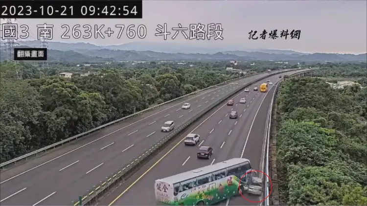 小轎車（紅圈處）被遊覽車頂到護欄邊，撞擊瞬間被夾扁。翻攝自記者爆料網