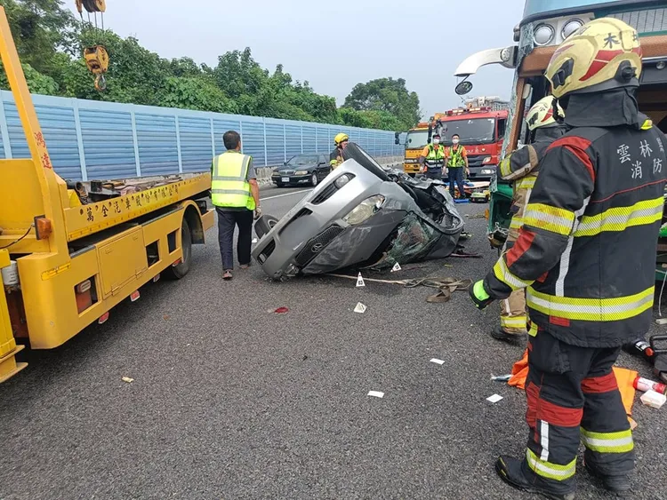 小轎車慘被遊覽車撞毀夾爆、嚴重損毀，車上人員當場失去生命跡象。翻攝自國道公路警察局臉書