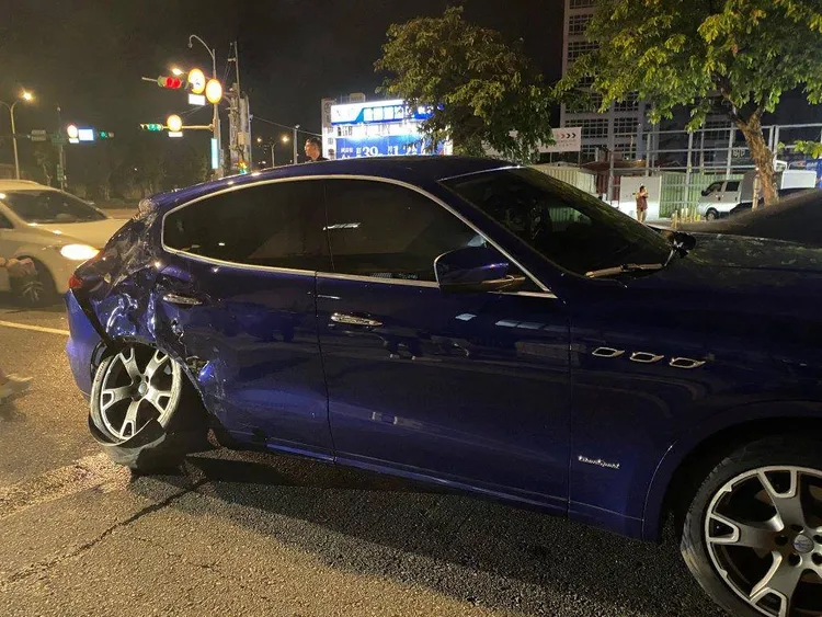 瑪莎拉蒂後輪嚴重變型。翻攝畫面