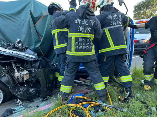新莊5車連撞害4人傷 翻覆貨車副駕駛受困車底命危
