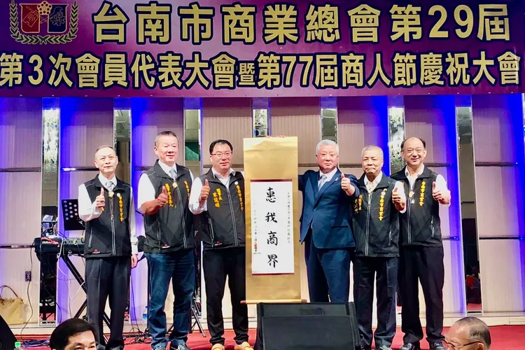 宋俊明(左3)與韓國慶州商工會議所會長李相杰(右3)盼帶動台韓雙方深入交流。市府提供