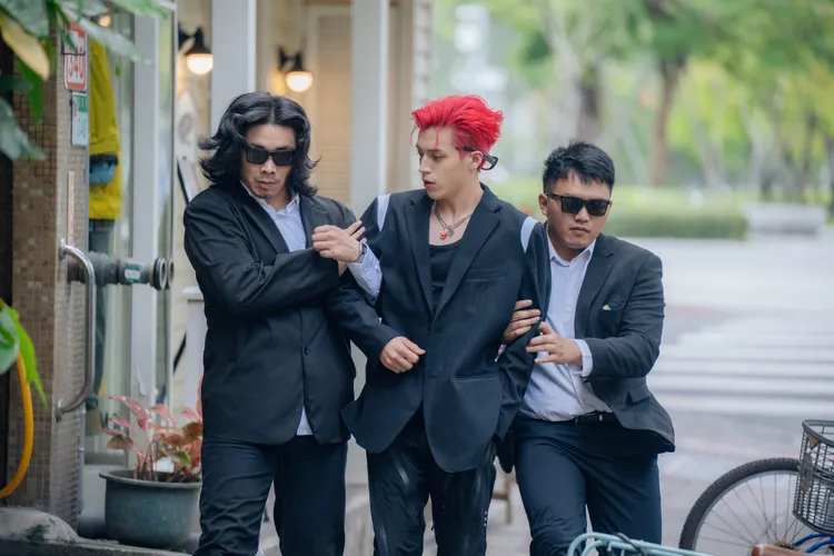 哲言當街被黑衣人綁架，嚇傻眼。寬想國際娛樂提供