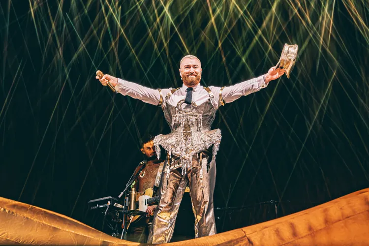 山姆史密斯空運裝滿5台17噸卡車的舞台華服來台。寬宏藝術提供