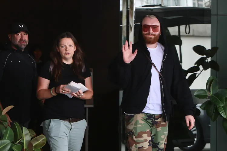 山姆史密斯心情很好，一走出商務中心立刻揮手打招呼。林林攝