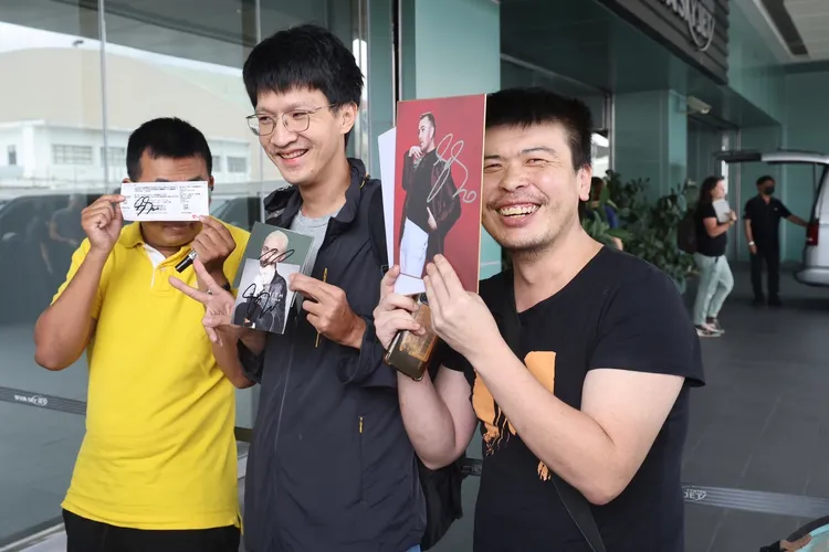 粉絲等待值得，展示熱騰騰的山姆史密斯簽名。林林攝