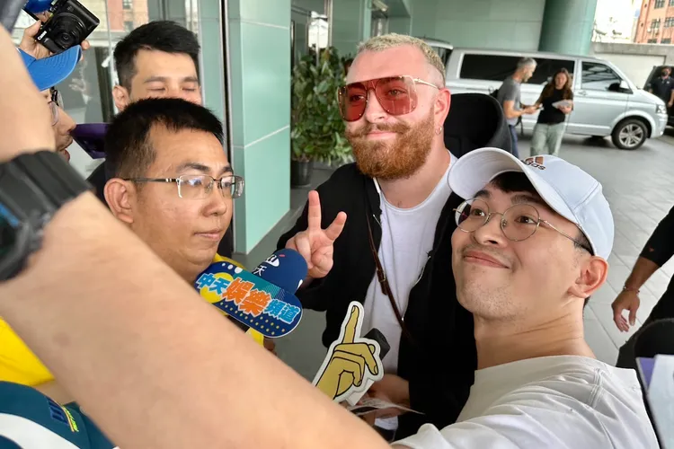 山姆史密斯來者不拒，逐一與粉絲自拍。林林攝