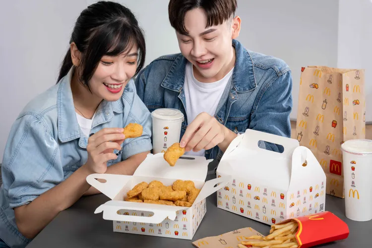 10月25日起至11月14日於麥當勞或以歡樂送購買麥克鷄塊相關餐點，就能獲得麥當勞與NewJeans合作的潮味包裝。業者提供