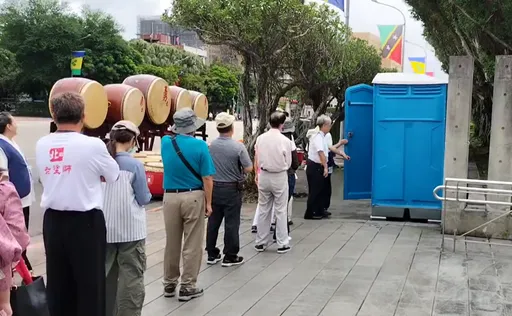 國慶花絮｜膀胱快爆了　想上廁所排隊30分鐘！醫師目睹：快百人