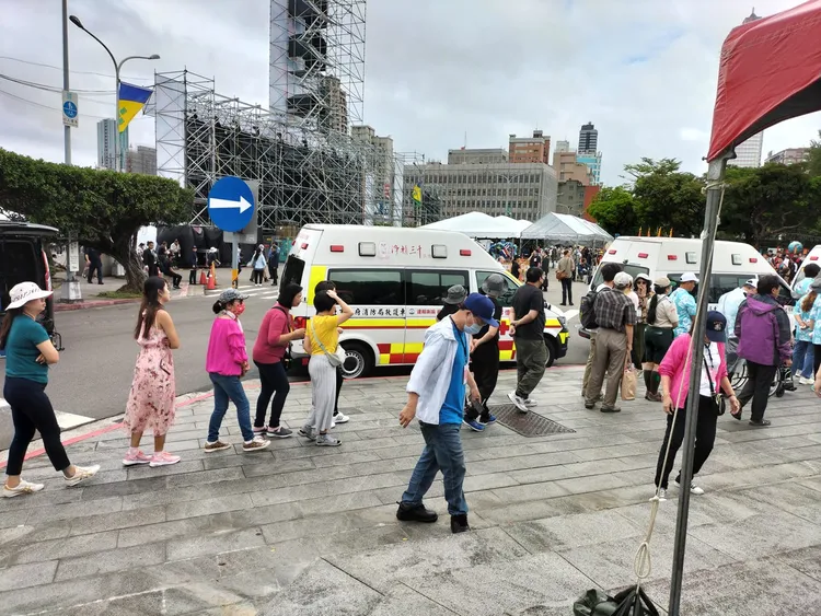 蘇一峰目睹排隊人數約80-100人。翻攝自蘇一峰臉書