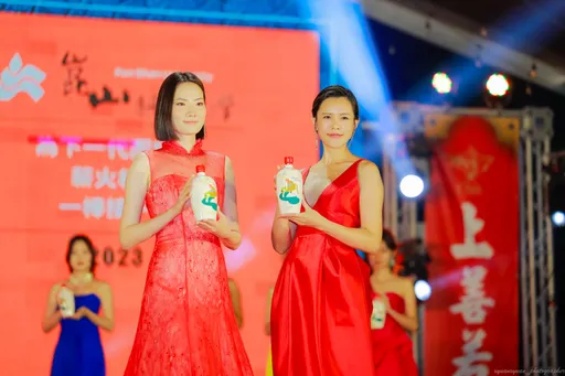 溫馨藍綠對決！崑山科大競標賴清德、侯友宜簽名酒　募370萬善款助弱勢生