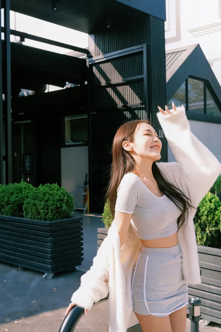 愛好旅遊的子瑜，為了留下美美的照片，再冷也可以忍耐。