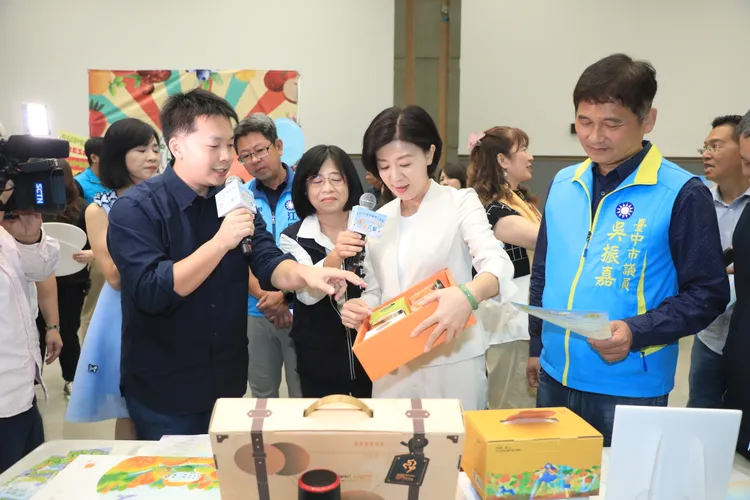 台中花毯節與在地業者合作佈置花神小舖，也有120個攤位的農特產品行銷區。市府提供