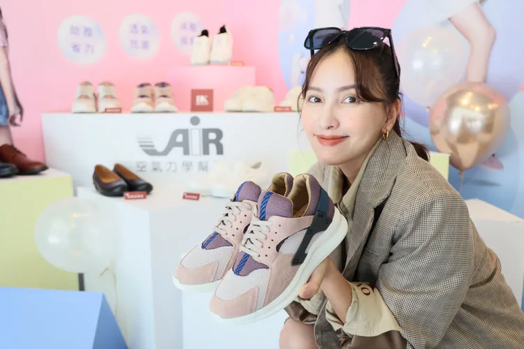 「撞色拼接空氣鞋」推出秋冬新色-粉紅藍色兩款