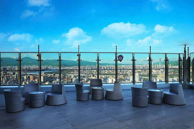 Mega50 位於49樓的Asia49，高空觀景台可遠眺由101大樓領軍的都會天際線。業者提供