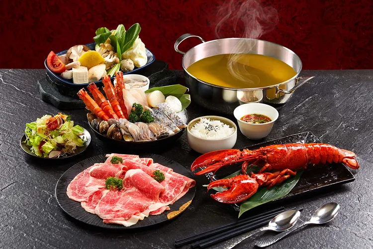Mega50 Asia49的豪華龍蝦海陸火鍋雙人套餐。業者提供