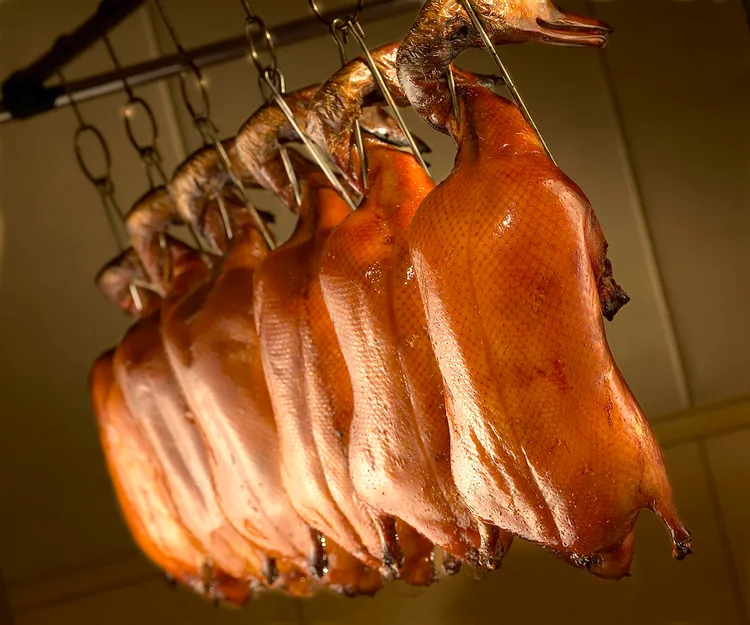 Mega50 望月樓的烤鴨由40年功力的香港燒臘老師傅烤製，皮酥肉嫩。業者提供