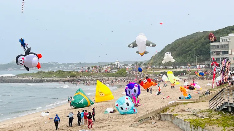 北海岸風箏節回歸，石門白沙灣熱鬧登場。區公所提供