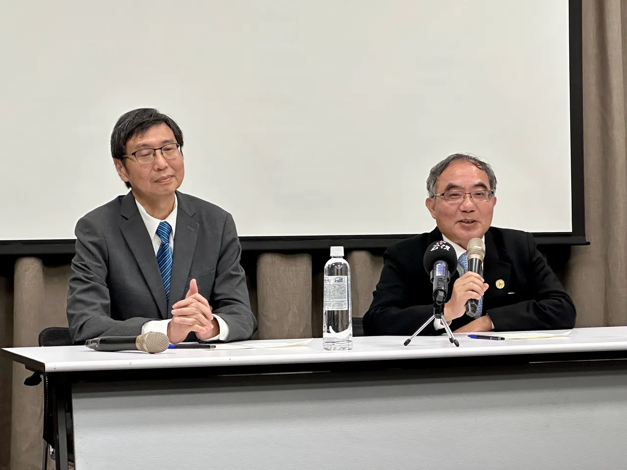 台大今天舉行校務會議,會後校長陳文章(右)、主任秘書王大銘(左)召開記者會。王良博攝