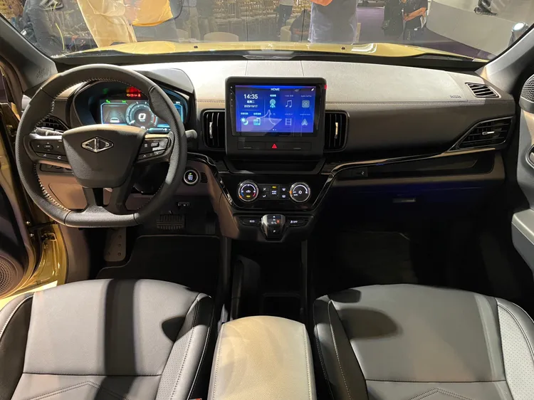 全新Zinger在中階豪華型以上搭載全新9吋觸控式多媒體影音主機，可支援無線Apple CarPlay與 Android Auto雙系統，並搭載全新10.25吋數位儀錶。林浩昇攝