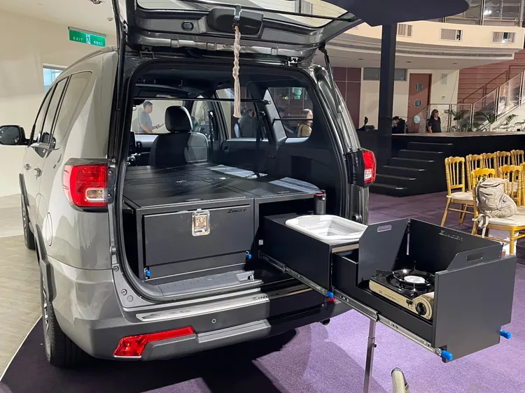 為迎合車泊露營風潮，中華也推出可快速變身廚房與雙人床的Zinger專屬露營套件。林浩昇攝