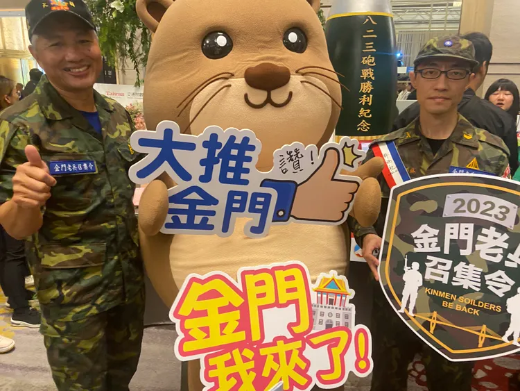 穿著草綠服的正港金門老兵志工協助宣傅。陳揚盛攝