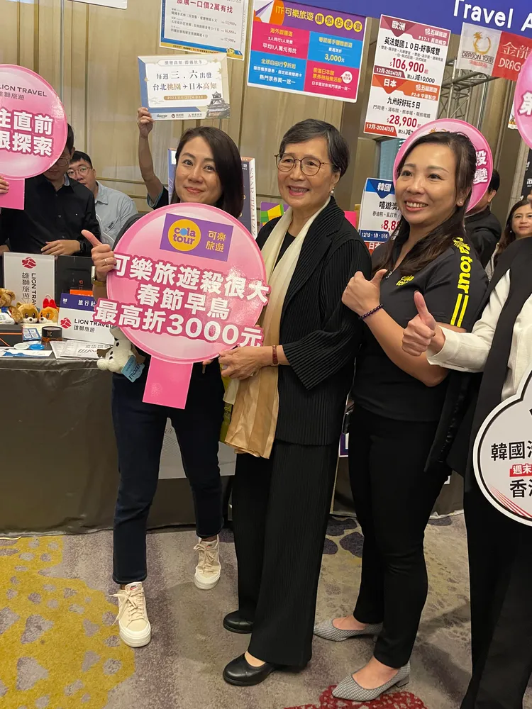 台灣觀光協會會長葉菊蘭與可樂旅遊員工合影。陳揚盛攝