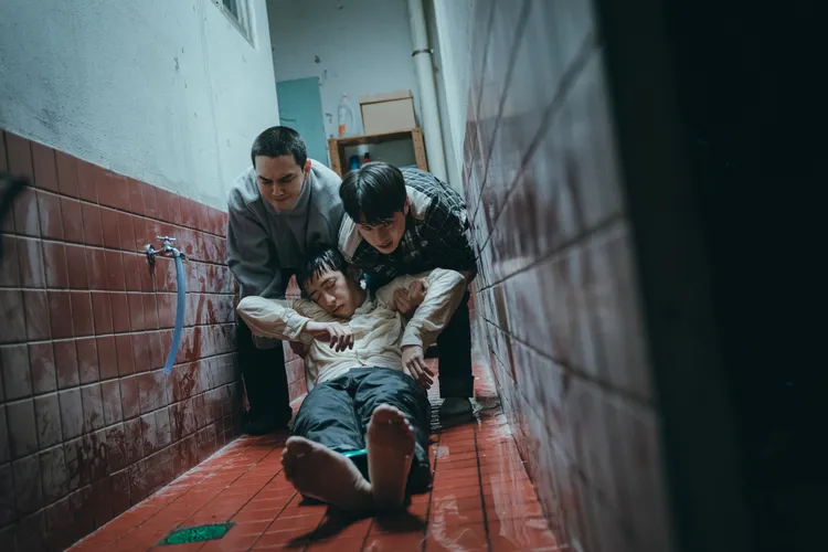 俞承豪（左）、金東輝（右）劇中綁架富公子劉秀彬，要求10億韓元的贖金。friDay影音提供