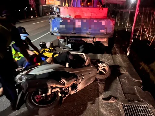 台中醉男酒後騎機車載友人　撞路邊小貨車釀2傷
