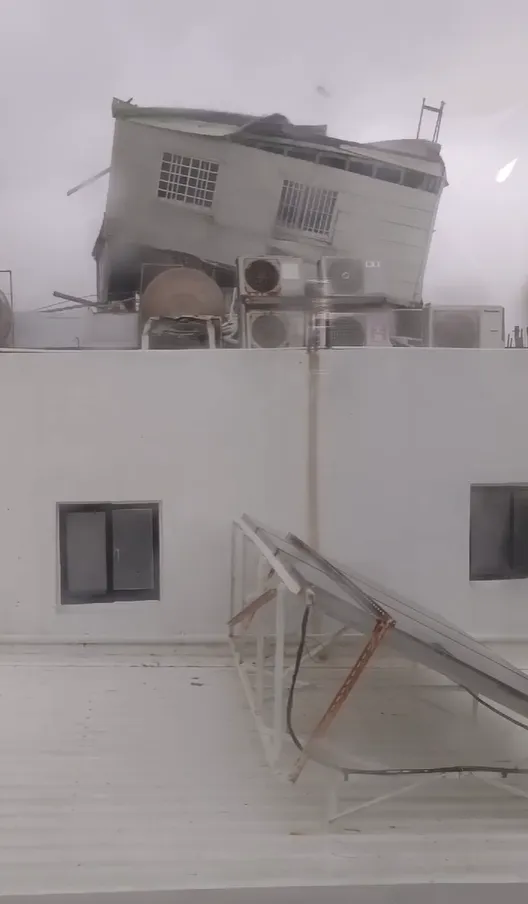 鐵皮屋被強風吹到開始抖動。翻攝自「恆春半島公共事務討論社團」