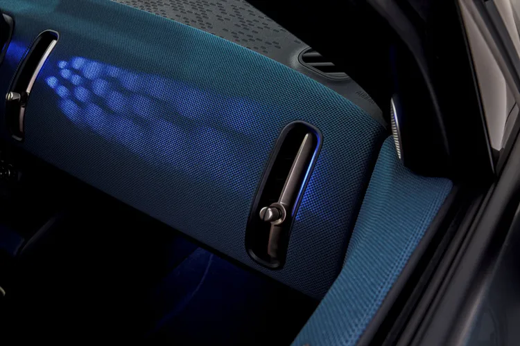 隨MINI Experience Mode不同，儀表台光影也會隨之變化，擁有沉浸式的座艙體驗。原廠照片