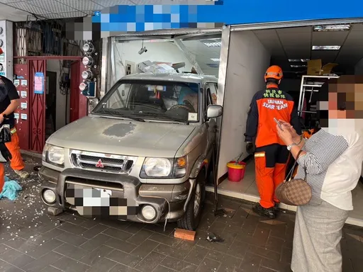 新北男駕休旅車突倒車爆衝　直直衝進店內還撞倒2機車