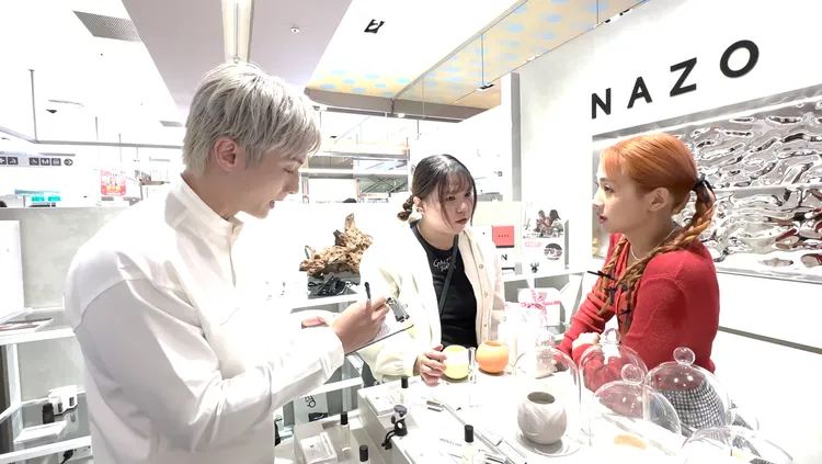 吳映潔與阿本於門市擔任「一日店長」，對香味竟有這一段故事。NAZO提供