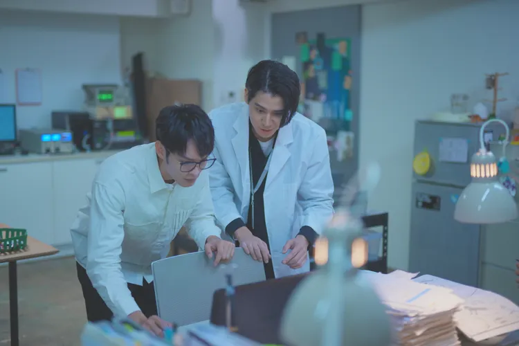 李玉璽（右）和曹佑寧在同一個實驗室共事許久。CJ ENM HK提供