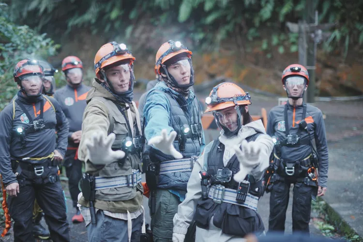 邵雨薇（前排右起）、李玉璽和曹佑寧為進行科學研究組成探險隊。CJ ENM HK提供