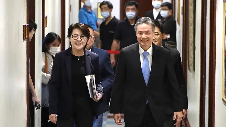 柯文哲競選總幹事黃珊珊與侯友宜競辦執行長金溥聰，昨天藍白合會前會結束後一同前往記者會會場。資料照片